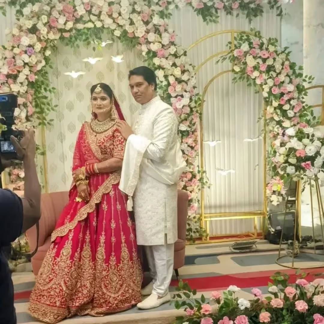 सोशल मीडियावर त्यांचे वधू-वराच्या पोषाखातील फोटो व्हायरल झाले आहेत. ते पाहून असं वाटलं की ते पुन्हा लग्न करतायत. 