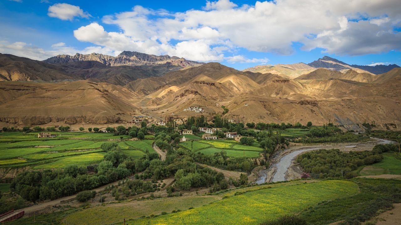 ट्रेकिंग आणि साहसप्रेमी प्रवासी अमरनाथ, सुरु व्हॅली आणि मुस्कोह व्हॅली (Muskoh Valley) सारख्या मोहिमांसाठी द्रासचा बेस कॅम्प म्हणून वापर करतात. कारगिल युद्धक्षेत्राच्या जवळ असल्याने या गावाला ऐतिहासिक महत्त्व आहे.
