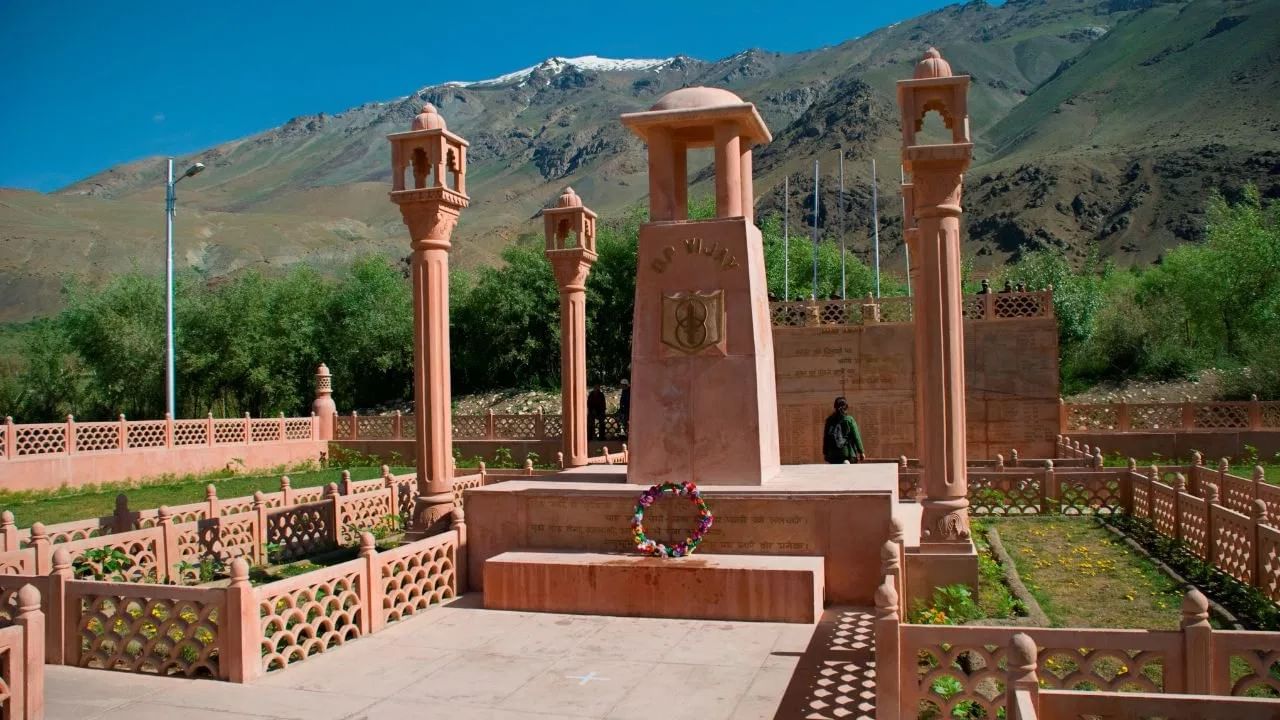 सायबेरियातील ओयम्याकोन (Oymyakon) नंतर द्रास हे जगातील दुसरे सर्वात थंड वस्ती असलेले ठिकाण मानले जाते. या ठिकाणी हिवाळ्यात सरासरी तापमान -२०°C ते -२५°C तापमान असते. जानेवारी १९९५ मध्ये ओयम्याकोन या ठिकाणी किमान तापमान -६०°C नोंदवले गेले होते. येथील लोकांना कडाक्याची थंडी, मुसळधार बर्फवृष्टी आणि जोरदार वाऱ्यांचा सामना करावा लागतो.