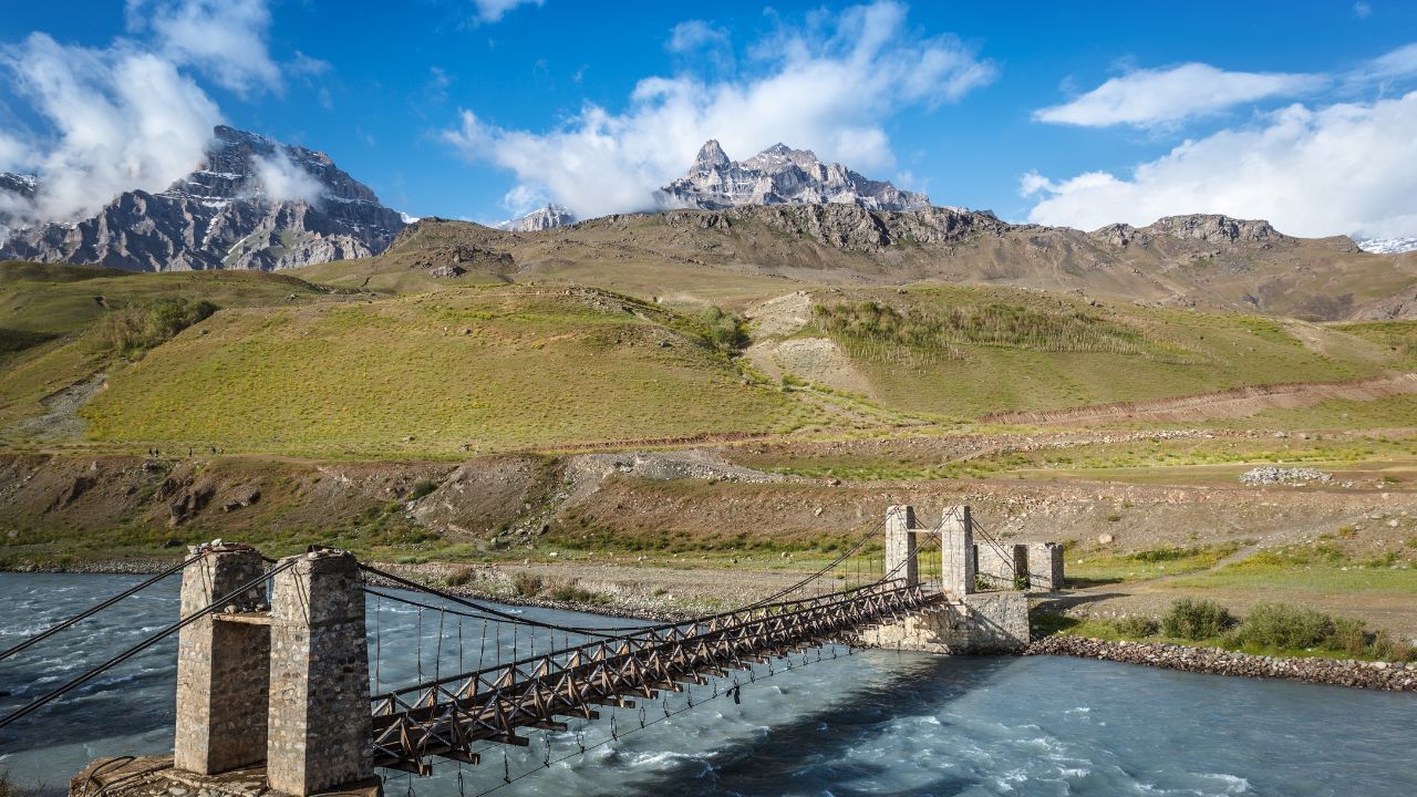द्रासला पोहोचणे हे एक आव्हान आहे. सर्वात जवळचे विमानतळ सुमारे १५० किलोमीटर अंतरावर लेह येथे आहे. रस्त्याने प्रवास करण्यासाठी धोकादायक 'झोजी ला पास' ओलांडावा लागतो. हा मार्ग हिवाळ्यात जोरदार बर्फवृष्टीमुळे अनेकदा बंद असतो.