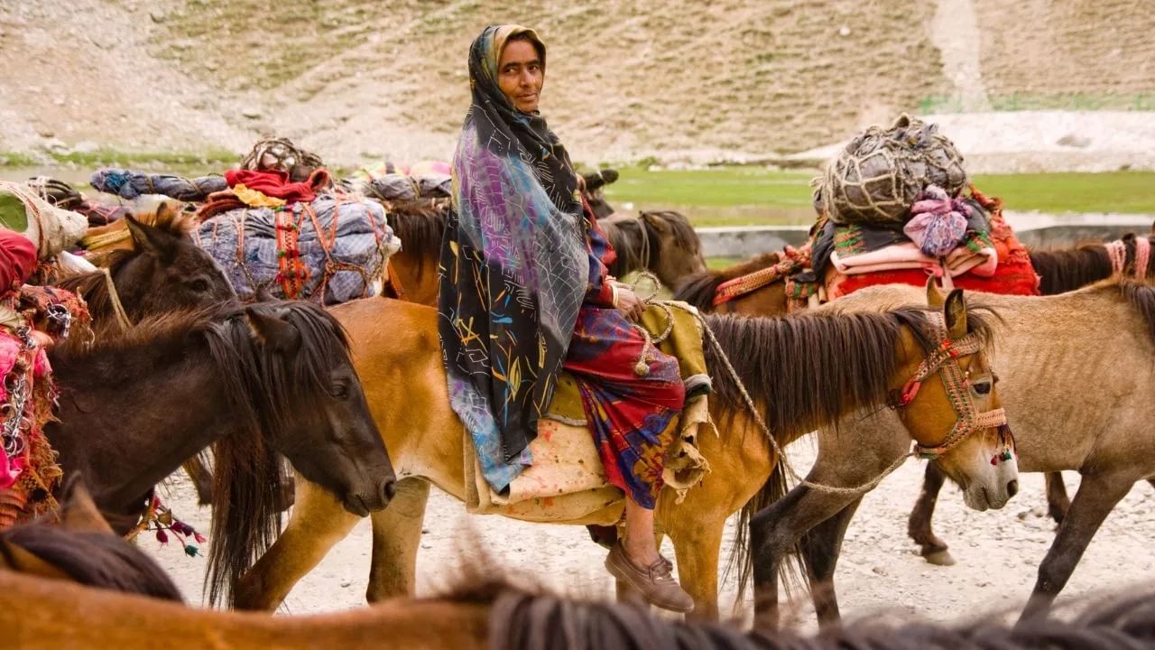 या ठिकाणी राहणारे लोक लोकरीचे आणि फरचे जाड पारंपरिक कपडे वापरतात. येथील जीवन प्रामुख्याने शेती, पशुपालन आणि पर्यटन यावर अवलंबून असते. उन्हाळ्यात येथे बार्ली, बटाटे आणि वाटाणे पिकवले जातात.