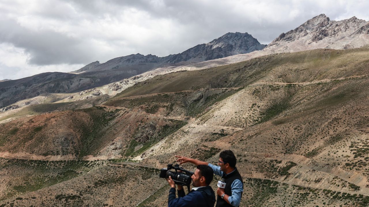 द्रासमध्ये सुमारे २२,००० लोक राहतात, त्यापैकी बहुतेक शिना भाषिक दार्दिक समुदायाचे आहेत. थंडीपासून बचाव करण्यासाठी येथील घरे मोठ्या दगडी भिंती आणि लाकडापासून बनवलेली असतात.