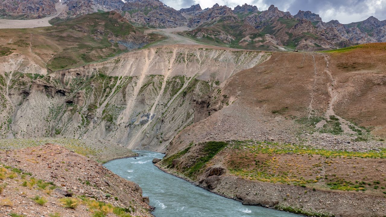 द्रास व्हॅली केवळ थंडीसाठीच नाही, तर आपल्या नैसर्गिक सौंदर्यासाठी आणि शांततेसाठी ओळखली जाते. बर्फाच्छादित पर्वत, अल्पाइन कुरणे आणि हिमनदी नद्यांचे सुंदर दृश्य द्रास व्हॅलीत पाहायला मिळते.
