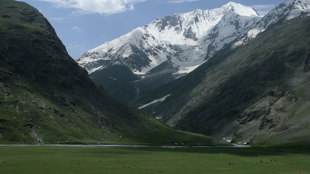 द्रासमध्ये राहणे अत्यंत कठीण आणि आव्हानात्मक असून इथले लोक निसर्गाच्या कठोर परिस्थितीला धैर्याने तोंड देत जगतात. द्रास हे ठिकाण 'झोजी ला पास' (Zoji La Pass) आणि कारगिल शहराच्यामध्ये राष्ट्रीय महामार्ग १ वर आहे. लेहला जाणाऱ्या पर्यटकांसाठी हे एक महत्त्वाचे ठिकाण आहे.