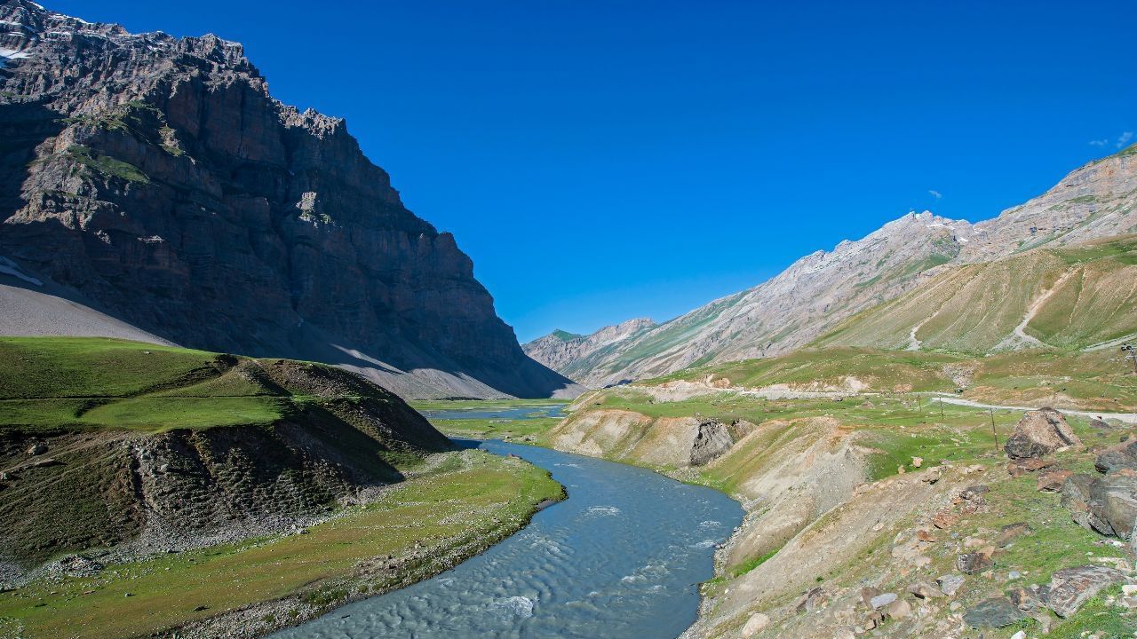 जगात अनेक ठिकाणी थंडीचा कडाका असतो, पण भारतात एक ठिकाण असे आहे जिथे तापमान इतके खाली जाते की श्वास घेणेही कठीण होते. हे ठिकाण म्हणजे द्रास (Drass), जे लडाखचे प्रवेशद्वार म्हणून ओळखले जाते. द्रास हे भारतातील सर्वाधिक थंड वस्ती असलेले गाव म्हणून ओळखले जाते.