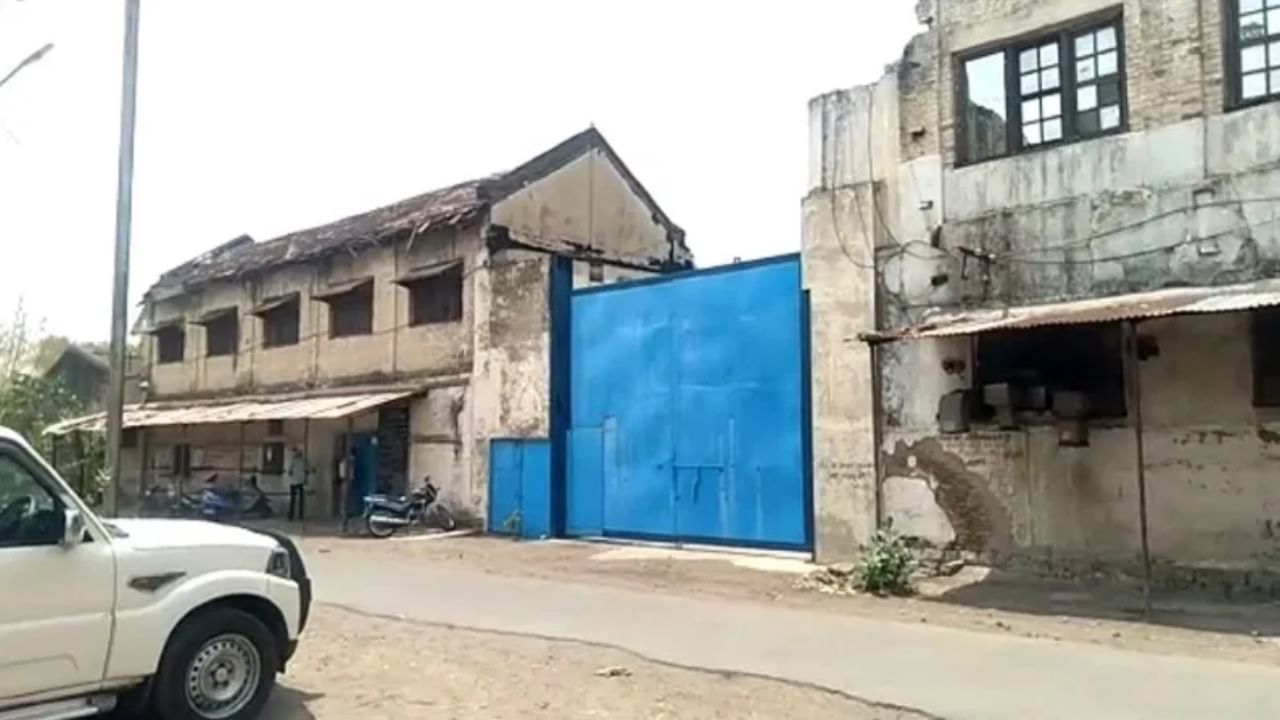 अंबरनाथमधील 13 कंपन्यांना एका रात्रीत टाळं, MPCB ची मोठी कारवाई, कोणा-कोणाचे धाबे दणाणले? अंबरनाथमधील 13 कंपन्यांना एका रात्रीत टाळं, MPCB ची मोठी कारवाई, कोणा-कोणाचे धाबे दणाणले?