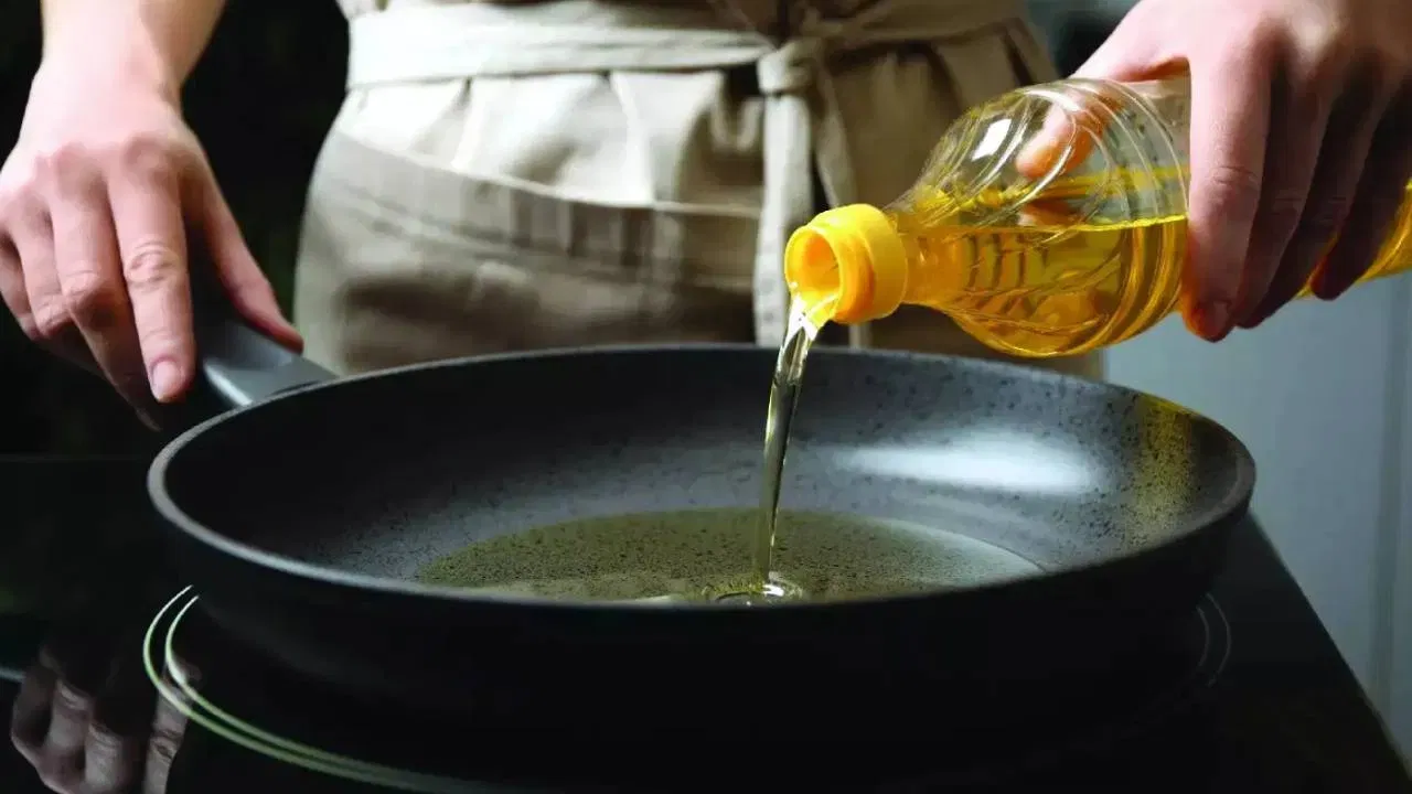 1 लिटर खाद्यतेल खरेदी करत असाल तर तुमचीही होतेय फसवणूक, प्रत्यक्ष वजन वाचून बसेल धक्का