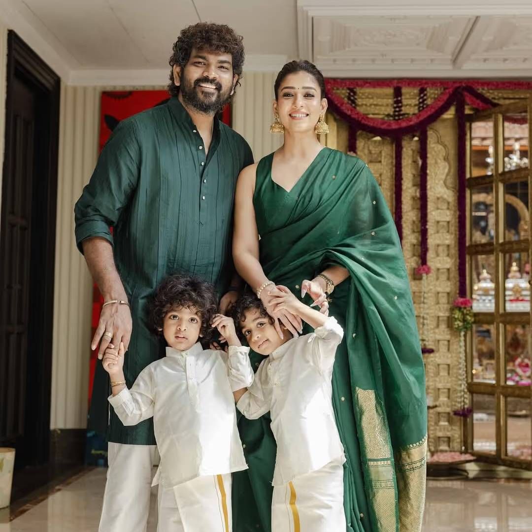 अजून एक गाडी विग्नेशने गिफ्ट म्हणून नयनताराला दिलेली. त्याची किंमत 5 कोटीच्या आसपास होती. नयनताराला आलिशान कार्सचा शौक आहे. 