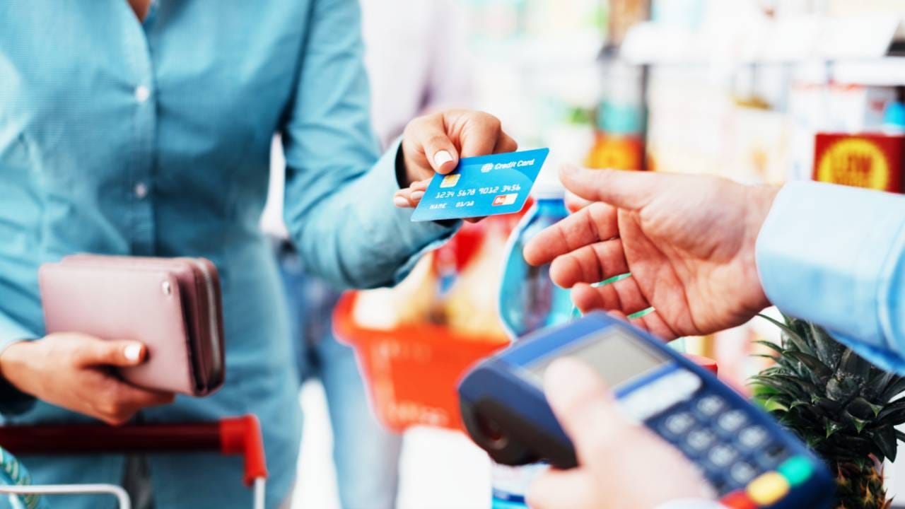 क्रेडिट कार्ड खरेदीवर चांगली ऑफर्स, कॅशबॅक, रिवॉर्ड्स मिळत असतील तर जरुर वापर करा. पण गरज नसताना आणि कोणताही फायदा नसताना अनावश्यक खर्च करत असाल तर क्रेडिट कार्डचा वापर लागलीच बंद करा. यामुळे तुमच्या डोक्यावर कर्जाचा डोंगर वाढेल. 