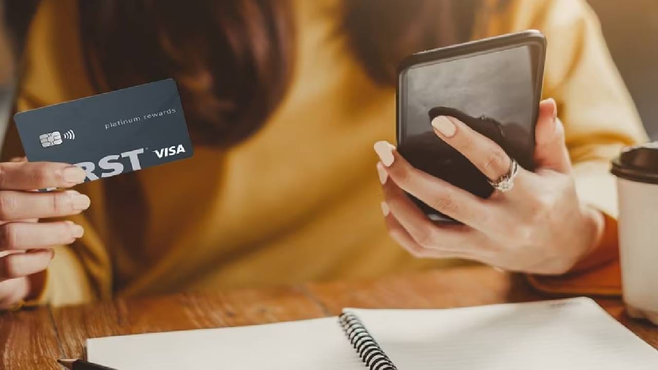 क्रेडिट कार्ड डाऊन पेमेंट करत असाल आणि उर्वरीत रक्कम हप्त्याने चुकती करत असाल तर अधिक जागरूक राहा. कारण एक हप्ता मागे पुढे झाला तर तुम्हाला क्रेडिट कंपन्या, बँका व्याजाचा मोठा दणका देतात. एकदा का चक्रव्याढ व्याजाच्या फेऱ्यात अडकलात तर मग पुढे मोठे अवघड होते. 