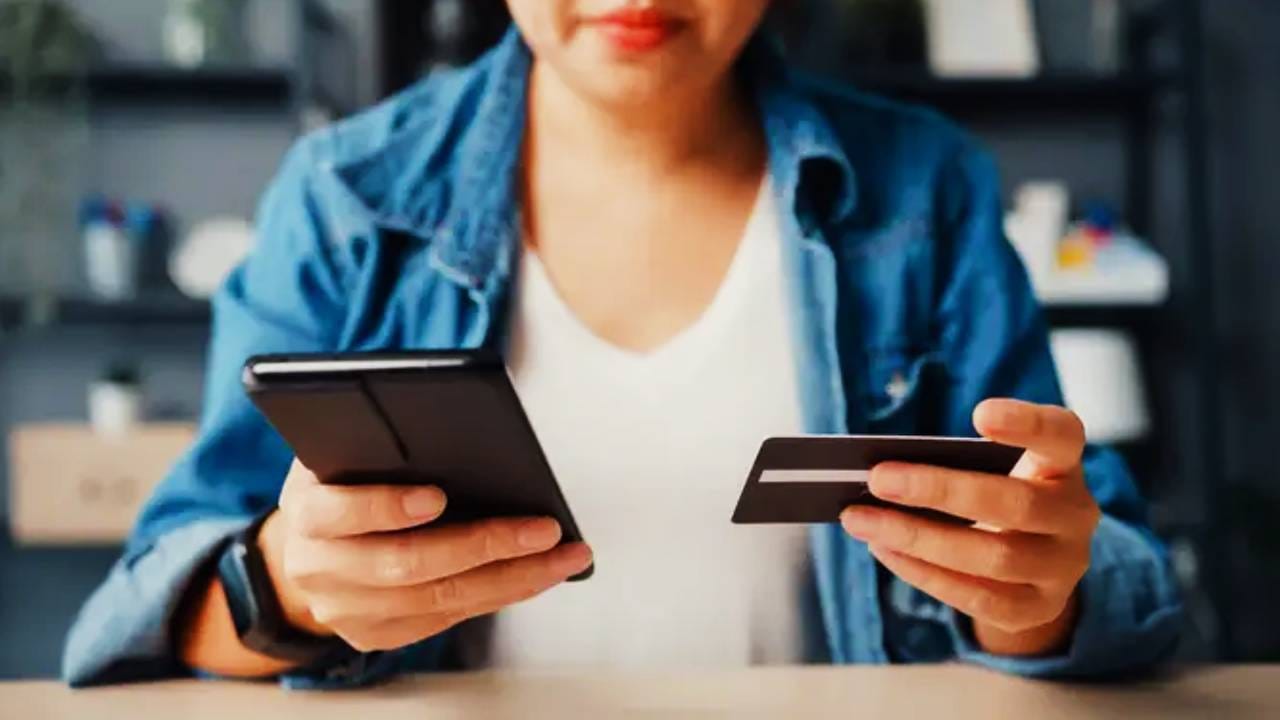 क्रेडिट कार्ड वापरताना नेहमी एक काळजी घ्या. क्रेडिट कार्डचा वापर हा महिन्याकाठी 30 टक्क्यांपेक्षा अधिक व्हायला नको हे पाहा. त्यामुळे तुम्हाला वेळेच्या आता क्रेडिट कार्डचे पेमेंट करता येईल. 