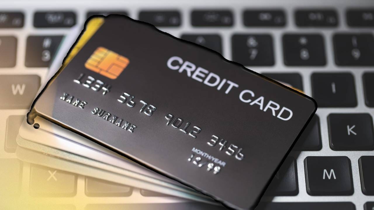 जर सार्वजनिक वायफायचा वापर करत असाल तर अशावेळी क्रेडिट कार्डचा अजिबात वापर करू नका. ऑनलाईन स्कॅमर्सला तुम्ही आवताण तर देत नाही ना याची काळजी घ्या. कारण हे स्कॅमर्स तुमच्या सर्व पैशांवर डल्ला मारतील. 