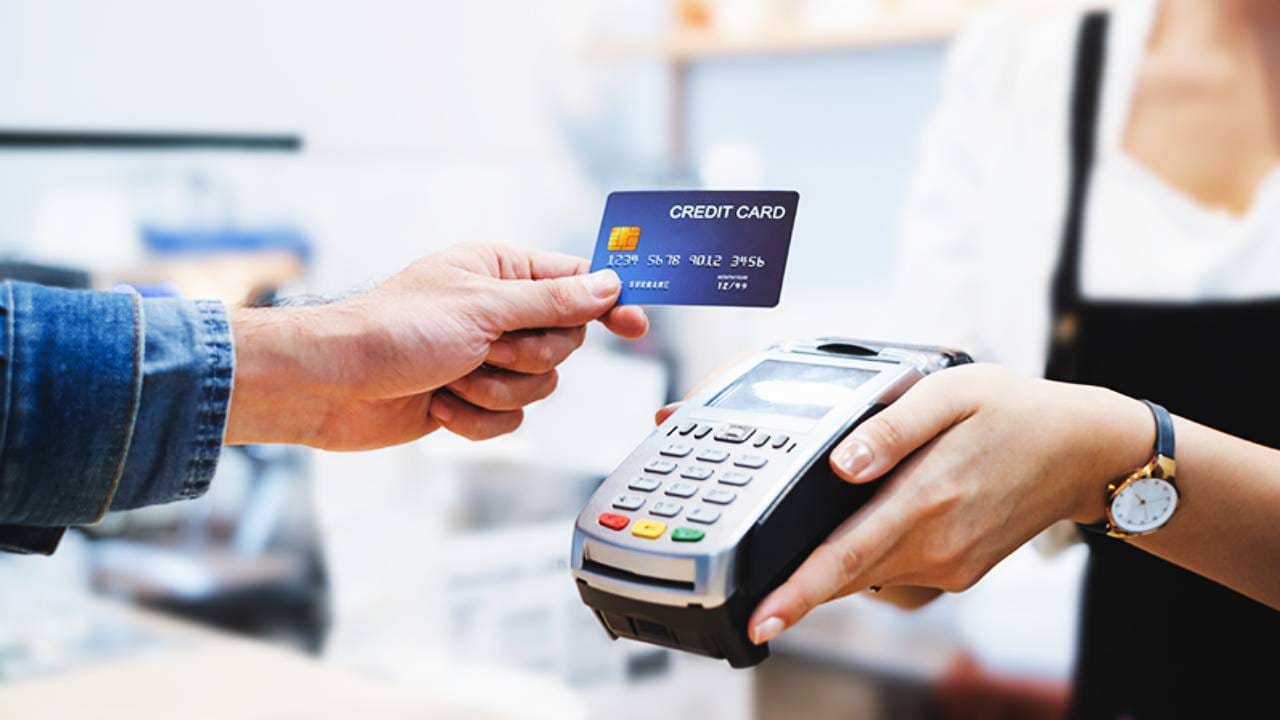 क्रेडिट कार्ड जितके फायद्याचे तितके नुकसानदायक सुद्धा ठरते. जर तुम्ही त्याचा स्मार्टली वापर केला तर खिसा रिकामा व्हायला वेळ लागणार नाही. काही अशी ठिकाणं आहेत. जिथं क्रेडिट कार्डचा वापर न करणे फायद्याचे ठरते. नाहीतर मोठे नुकसान होईल. 