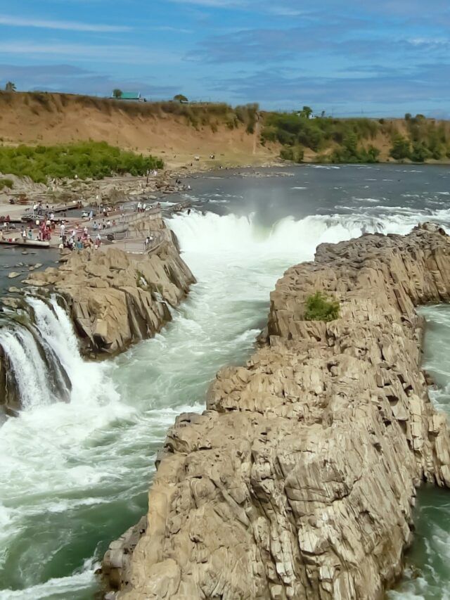 उलट्या दिशेने वाहतात देशाच्या या नद्या, पाहा कोणत्या ?
