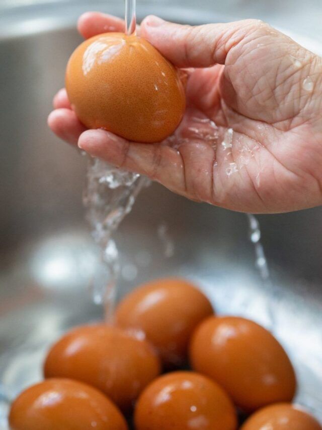 बाजारातून आणलेली अंडी वापरण्यापूर्वी धुणे का आवश्यक आहे?