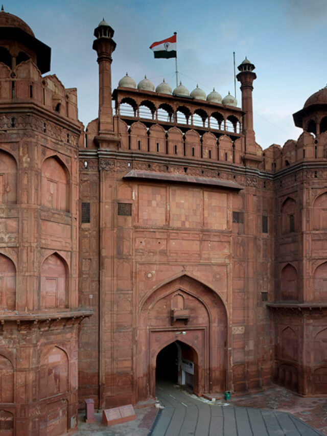 लाल किल्ला कधी आणि कोणी बांधला ?