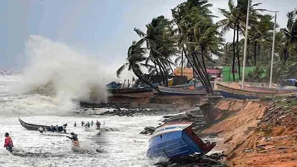 Cyclone Ditwah : भारताच्या दिशेने कधीही न आलेलं सर्वात भीषण संकट, समुद्रातून वेगाने...मोठी अपडेट समोर!