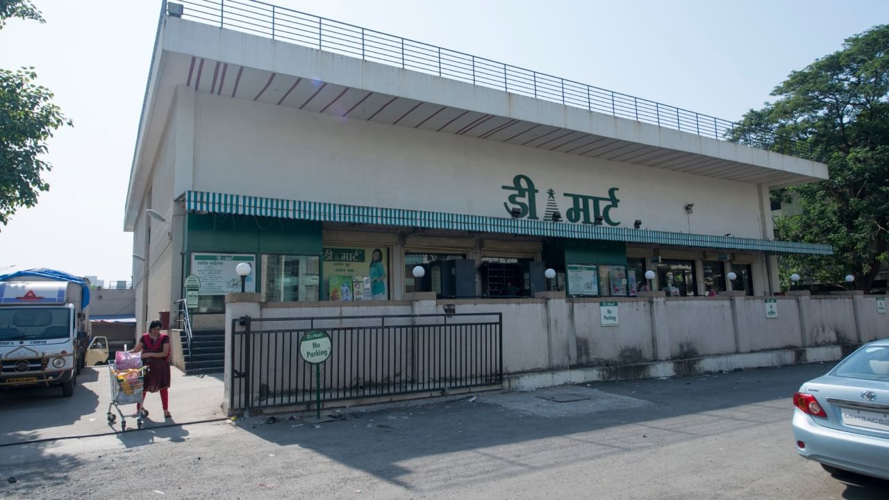 राधाकिशन दमानी यांच्या नेतृत्वाखालील डी-मार्टने भारतीय रिटेल क्षेत्रात एक वेगळे स्थान निर्माण केले आहे. डी-मार्टच्या अभूतपूर्व यशामागे आणि त्यांच्या उत्पादनांच्या किंमतींमागे मोठे गुपित आहे.