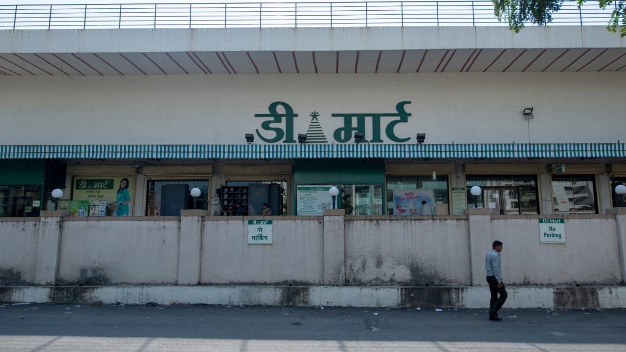 त्यामुळे डीमार्टमध्ये कोणताही एक दिवस सर्वात स्वस्त असतो असे म्हणता येणार नाही. पण डीमार्टमध्ये खूप मोठी सूट किंवा एकावर एक फ्री (Buy One Get One) सारख्या आकर्षक ऑफर्स काही विशेष दिवसांमध्ये पाहायला मिळतात.