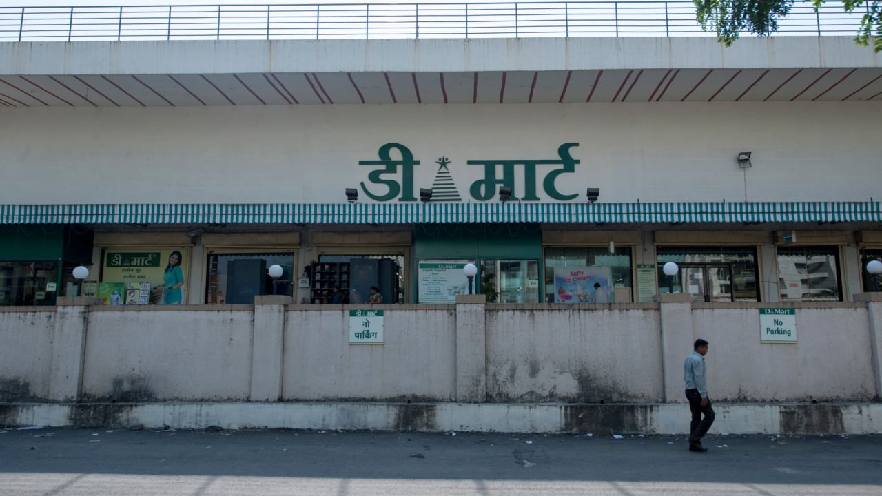 लवकर पेमेंटच्या बदल्यात उत्पादक कंपन्या डी-मार्टला जास्त सवलत देतात. उत्पादकांकडून मिळालेली ही सवलतसुद्धा डी-मार्ट स्वस्त वस्तूंच्या रूपात ग्राहकांना परत देते. यामुळे किराणा, साबण, तेल, बिस्किटं यांसारख्या दैनंदिन वस्तू अत्यंत कमी दरात उपलब्ध होतात//