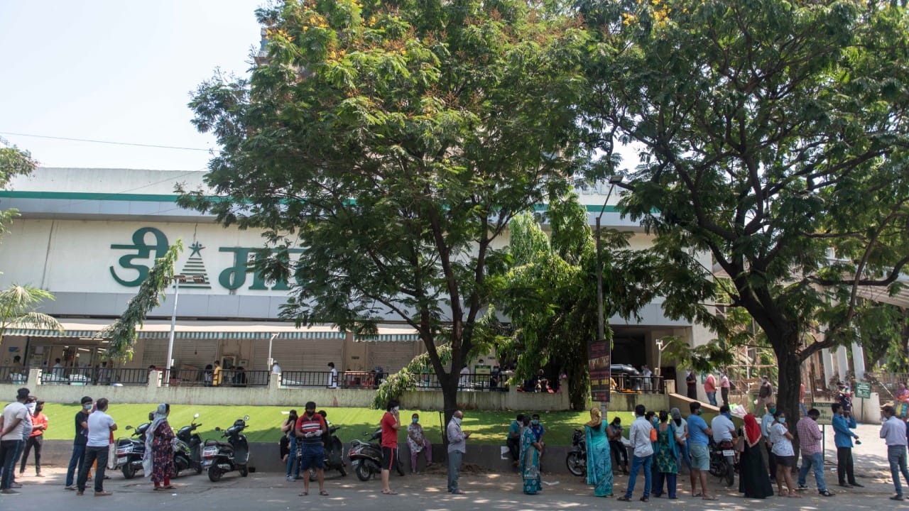 काही डीमार्टमध्ये रविवारनंतर शिल्लक राहिलेल्या वस्तू लवकर विकण्यासाठी क्लिअरन्स सेल लावला जातो. या सेलमध्ये काही निवडक वस्तूंवर अतिरिक्त सूट दिली जाते.