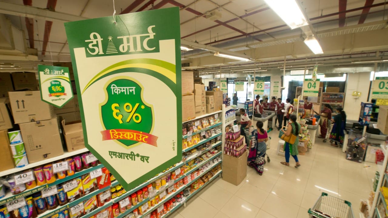 सण-उत्सवाच्या वेळी डीमार्टमध्ये खरेदीसाठी उत्तम ऑफर्स आणि सवलती असतात. त्यामुळे सणासुदीचा काळ हा मोठी खरेदी करण्यासाठी सर्वात सर्वोत्तम दिवस मानला जातो.