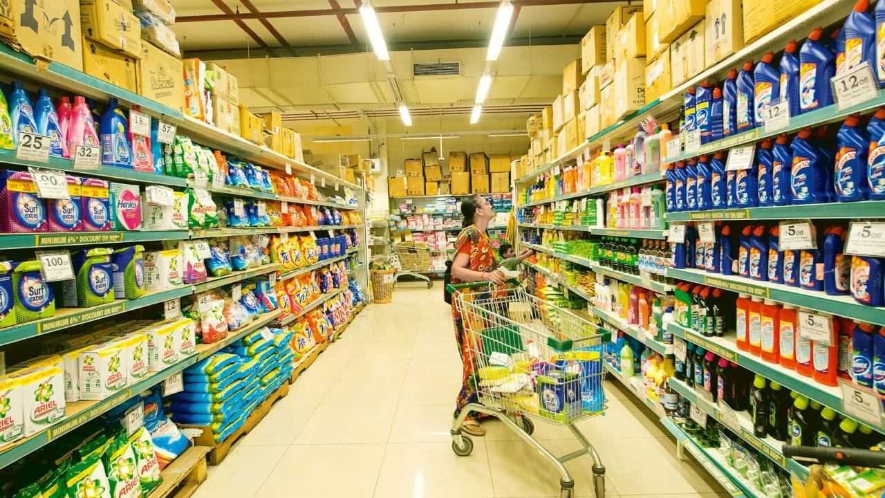 डीमार्टमध्ये दररोज काही ना काही वस्तूंवर सूट मिळत असते. मात्र कोणत्या दिवशी कोणती वस्तू स्वस्त होईल, हे निश्चित ठरलेले नसते. तुम्ही डीमार्टमध्ये कोणत्याही दिवशी गेलात तरी तुम्हाला बहुतेक वस्तूंची किंमत ही बाजारातील किंमतीपेक्षा कमीच पाहायला मिळेल.