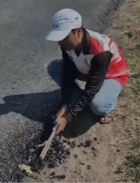 पुणे : राजगड येथे आंतरराष्ट्रीय सायकल स्पर्धेच्या निमित्ताने सुरु असलेले डांबरीकरण निकृष्ट दर्जाचे.