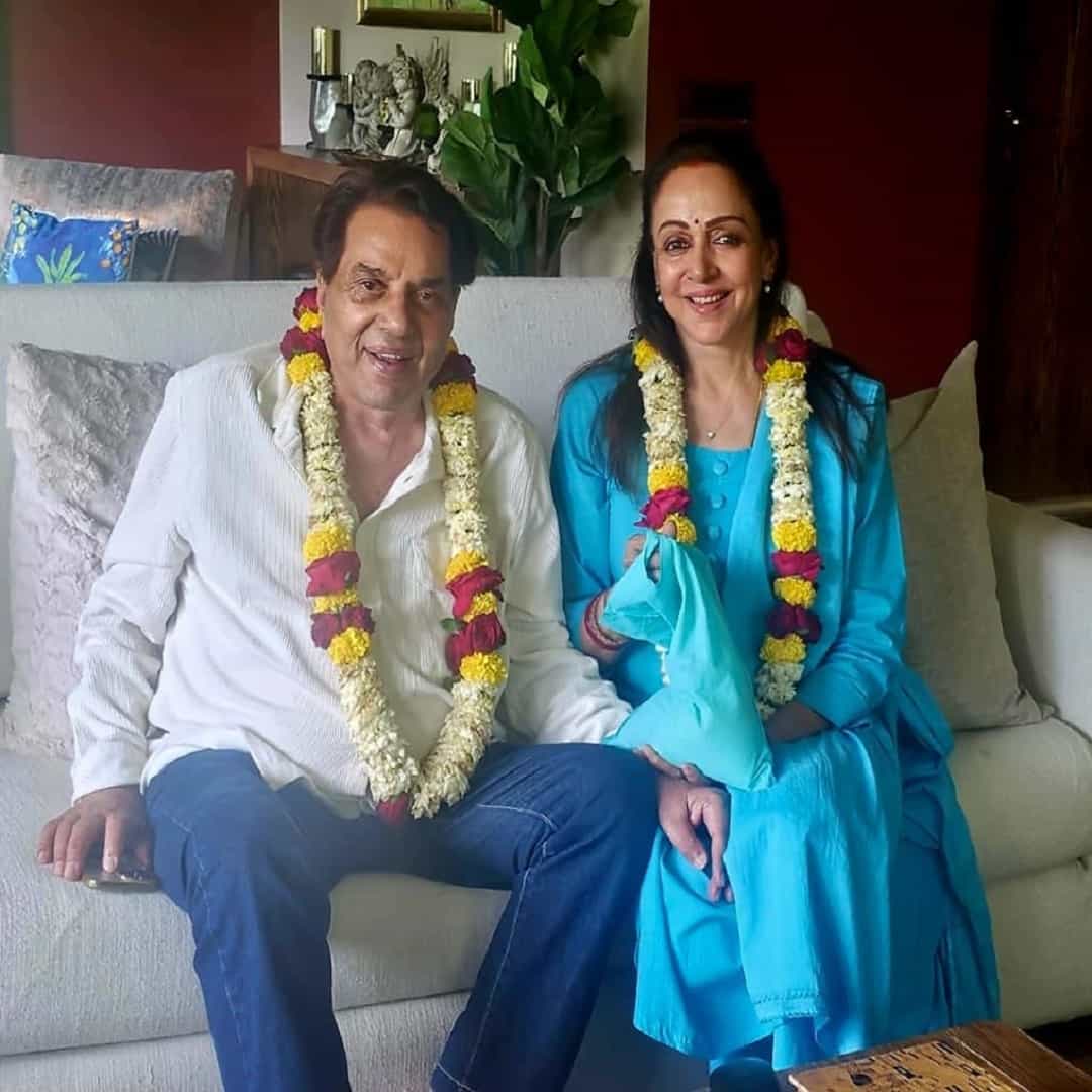 बॉलिवूडचे दिग्गज आणि लोकप्रिय अभिनेते धर्मेंद्र यांच्या निधनानंतर कुटुंबियांवर मोठं दुःखाचा डोंगर कोसळला आहे. कुटुंबासाठी हा काळ सध्या प्रचंड कठीण आहे... कारण धर्मेंद्र यांनी कुटुंबातील प्रत्येक व्यक्तीवर जीवापाड प्रेम केलं...
