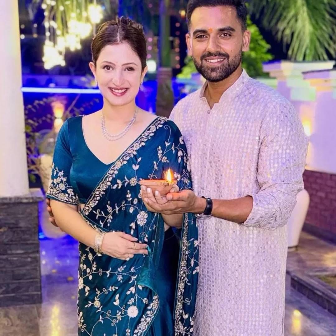 मालतीच्या वहिनीच नाव जया चाहर आहे. दीपक चाहरने वर्ष 2021 मध्ये आयपीएल सामन्यादरम्यान स्टेडिअममध्ये जया चाहरला प्रपोज केलं होतं. दोघांची भेट मालतीच्या माध्यमातून झालेली. त्यामुळे लग्नापर्यंत हे नातं गेलं. 