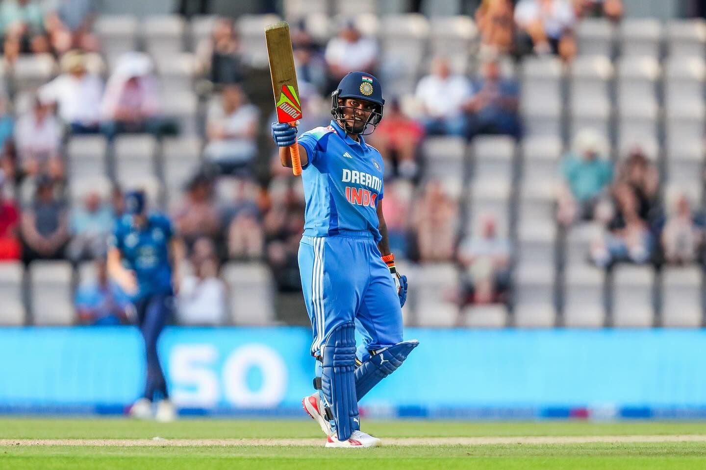 भारत विरुद्ध दक्षिण आफ्रिका या अंतिम सामन्यात दिप्ती शर्माने ५८ धावा आणि ५ विकेट्स घेतल्या. दिप्ती शर्माला ओळखत नाही, असा व्यक्ती आता भारतात शोधून सापडणार नाही. आग्र्यातील एका सामान्य कुटुंबातून क्रिकेटच्या मैदानावर आपली प्रतिभा सिद्ध करण्यापर्यंतचा तिचा प्रवास हा प्रेरणा आणि अटळ संघर्षाने भरलेला आहे.