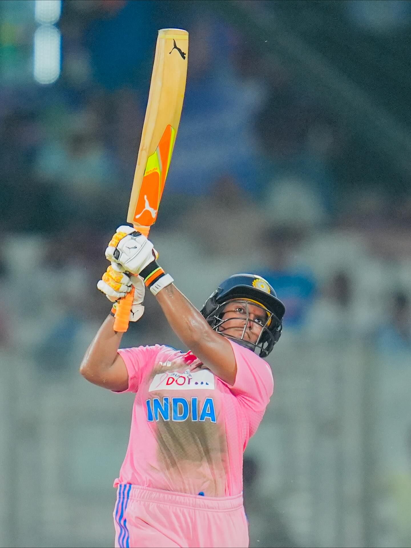 भारताच्या पहिल्या-वहिल्या विश्वचषक विजयात दीप्ती शर्माने 'प्लेअर ऑफ द टूर्नामेंट' म्हणून निवड होऊन इतिहास रचला. या स्पर्धेत तिने २०० हून अधिक धावा आणि २२ विकेट्स घेऊन भारताला ऐतिहासिक विजय मिळवून दिला.