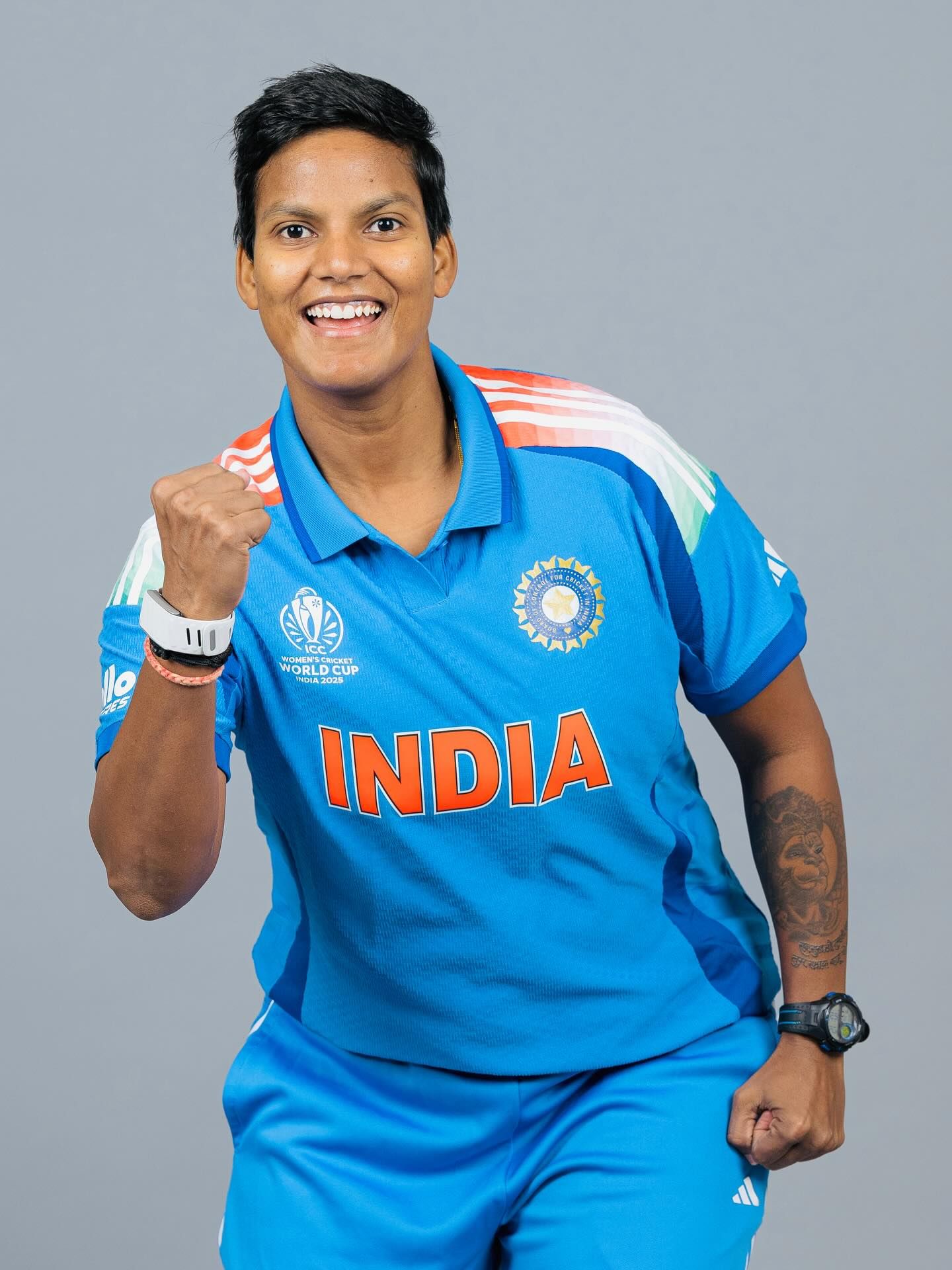 २४ ऑगस्ट १९९७ रोजी सुशीला आणि भगवान शर्मा यांच्या पोटी दीप्तीचा जन्म झाला. तिचे वडील आणि आई भारतीय रेल्वेचे निवृत्त कर्मचारी आहेत. तर दीप्ती ही सर्व भावंडांमध्ये सर्वात लहान असलेल्या दीप्तीला वयाच्या ९ व्या वर्षी क्रिकेटमध्ये रस निर्माण झाला.