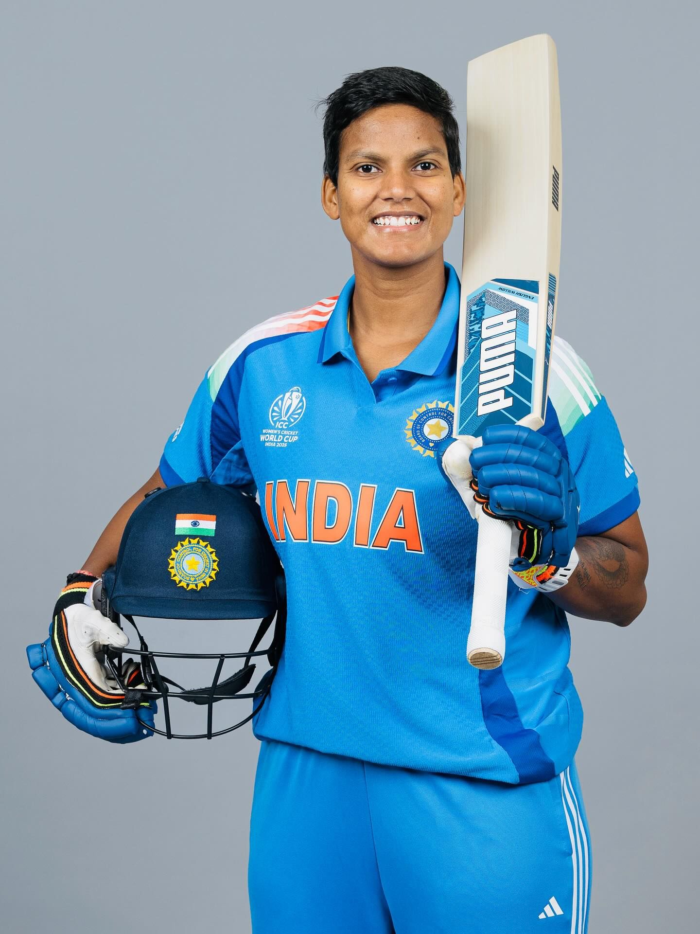 दीप्तीचा सुरुवातीचा प्रवास तिचा मोठा भाऊ आणि उत्तर प्रदेशचा माजी वेगवान गोलंदाज सुमित शर्मा यांच्यासोबत जोडलेला आहे, ज्याने तिला सुरुवातीला प्रशिक्षण दिले. आग्रा येथील एकलव्य स्पोर्ट्स स्टेडियममध्ये एक दिवस नेट प्रॅक्टिस सुरू असताना दीप्तीला ५० मीटर अंतरावरून चेंडू पुन्हा खेळात फेकायला सांगितला गेला. तिचा अचूक आणि वेगवान थ्रो थेट स्टंपवर आदळला.