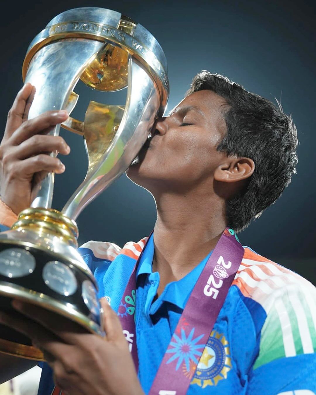 एका सामान्य कुटुंबातून आलेल्या दीप्तीला अनेक टोमण्यांना आणि आव्हानांना सामोरे जावे लागले. मात्र, तिच्या कुटुंबाचा, विशेषतः वडील, आई आणि भावाचा तिला पूर्ण पाठिंबा मिळाला.