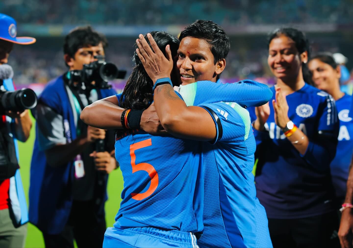 २०१४ मध्ये आंतरराष्ट्रीय क्रिकेटमध्ये पदार्पण केलेल्या दीप्तीने आपल्या कारकिर्दीत अनेक विक्रम नोंदवले आहेत. टी-२० आंतरराष्ट्रीय सामन्यांमध्ये १०० विकेट्स घेणारी पहिली भारतीय महिला क्रिकेटपटू आहे. तर WPL (महिला प्रीमियर लीग) मध्ये हॅटट्रिक घेणारी पहिली भारतीय गोलंदाज आहे.