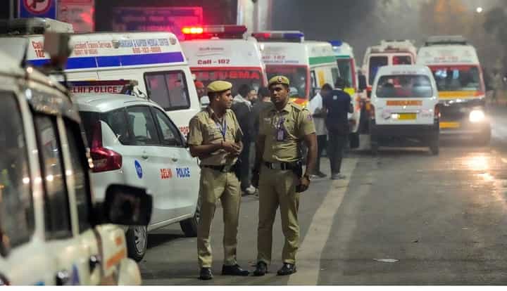 Delhi Blast : मोठी अपडेट...एका संशयिताला पोलिसांनी घेतले ताब्यात Delhi Blast : मोठी अपडेट...एका संशयिताला पोलिसांनी घेतले ताब्यात