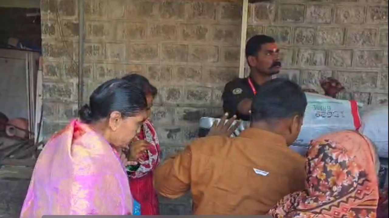 दरम्यान  दिल्लीतील ऐतिहासिक लाल किल्ल्याजवळ असलेल्या मेट्रो स्टेशनच्या गेट नंबर १ जवळ उभ्या असलेल्या एका गाडीत स्फोट झाल्याची घटना घडली. या स्फोटात आतापर्यंत नऊ जणांचा मृत्यू झाला असून २४ हून अधिक जण जखमी झाले आहेत. 