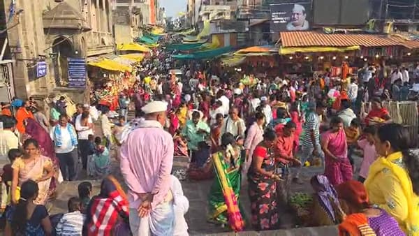 मुंबईची राजधानी असलेल्या दिल्लीतील लाल किल्ला परिसरात झालेल्या भीषण स्फोटाच्या पार्श्वभूमीवर संपूर्ण देशातील प्रमुख तीर्थक्षेत्रांना सुरक्षेच्या कारणास्तव हाय अलर्ट जारी करण्यात आला आहे.