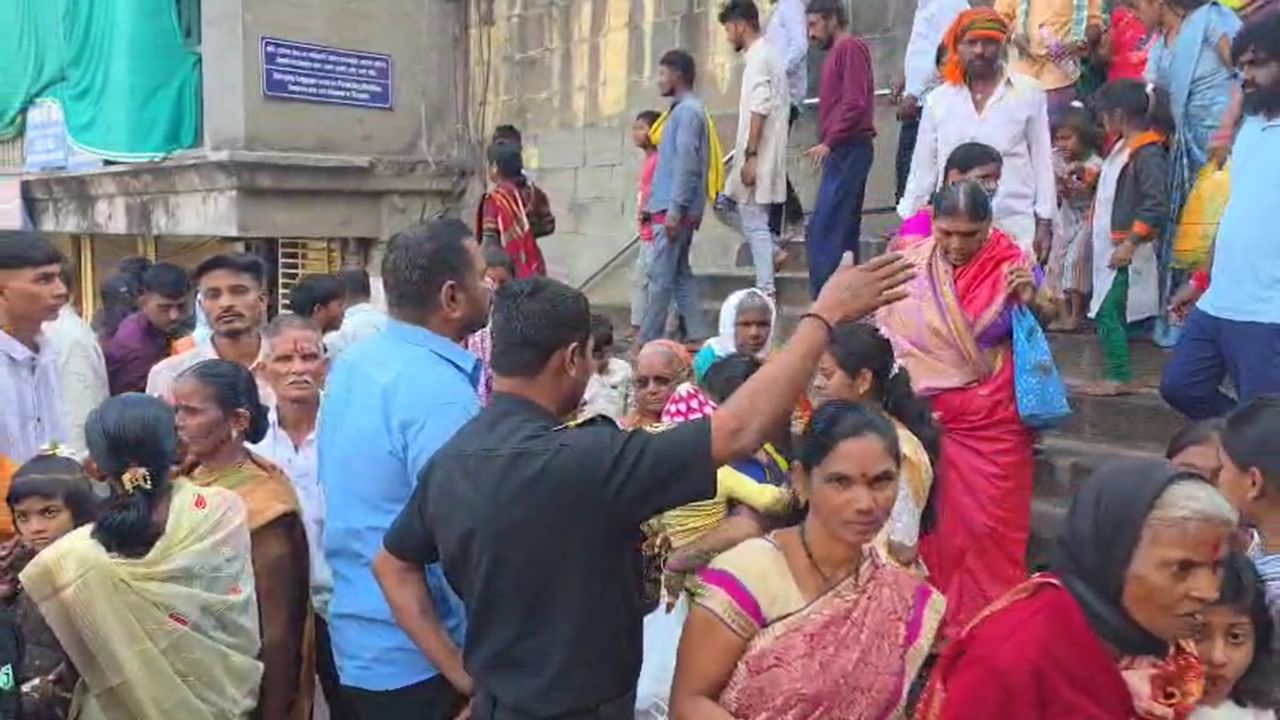 त्यासोबतच मुंबईतील प्रसिद्ध सिद्धिविनायक मंदिर परिसरात देखील सुरक्षा वाढवण्यात आली आहे. मंदिर परिसरात बॅरिकेडिंग करण्यात आले असून येणाऱ्या प्रत्येक व्यक्तीची तपासणी करण्यात येत आहे. या स्फोटानंतर मंदिर प्रशासनाची रात्री उशिरा बैठक पार पडली. ज्यात सुरक्षेच्या व्यवस्थेचा सविस्तर आढावा घेण्यात आला.