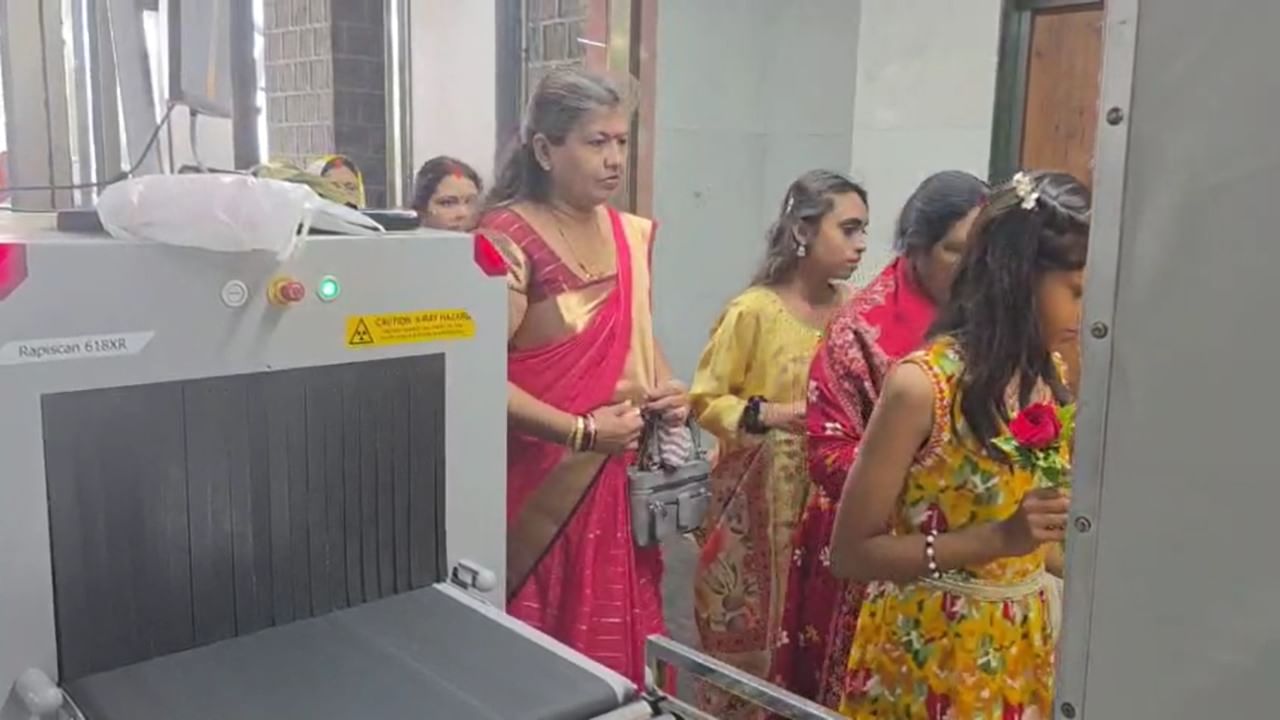 तर दुसरीकडे दिल्लीतील घटनेनंतर राज्यभरातील धार्मिक तीर्थस्थळे हाय अलर्टवर असून शिर्डी येथील साई मंदिर परिसरात सुरक्षा व्यवस्था अत्यंत सतर्क झाली आहे. शिर्डी श्री साई मंदिरात बॉम्ब शोधक पथक, पोलिस कर्मचारी, एमएसएफ (महाराष्ट्र सुरक्षा बल) जवान आणि मंदिर सुरक्षा विभागातील कर्मचारी मोठ्या संख्येने तैनात करण्यात आले आहेत.