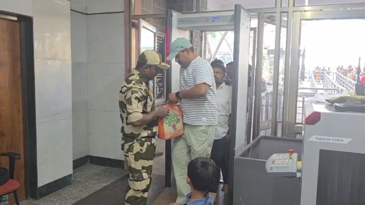 देशभरातून दर्शनासाठी येणाऱ्या भाविकांना मंदिरात प्रवेश देण्यापूर्वी त्यांची पूर्णपणे तपासणी केली जात आहे. भाविकांच्या पर्स आणि बॅगा स्कॅनर मशीनमधून चेक केल्या जात आहेत. मंदिराच्या प्रवेशद्वारावरच ही कडक तपासणी सुरू आहे.