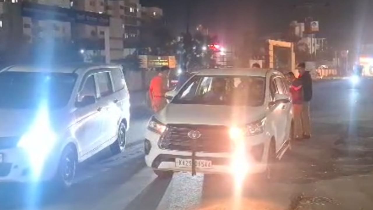 तसेच मंदिराच्या प्रवेशद्वारावर प्रत्येक भाविकाची कसून तपासणी केली जात आहे. पोलिसांनी परिसरातील ठिकठिकाणी नाकाबंदी केली असून, संशयास्पद वाहनांची कसून तपासणी केली जात आहे.