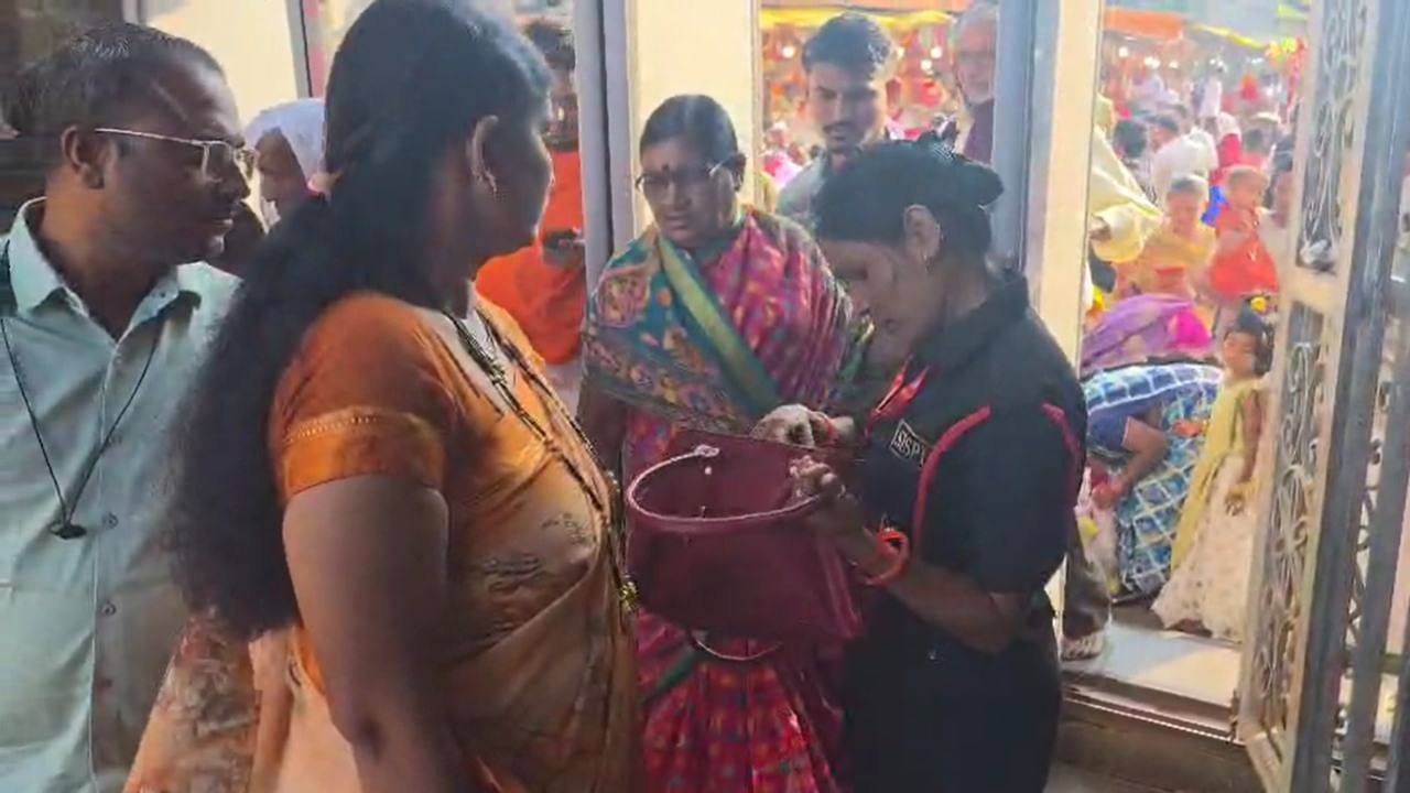 सध्या या ठिकाणी भाविकांची कसून तपासणी सुरु आहे. ही चौकशी केल्यानतंरच त्यांना दर्शनासाठी प्रवेश दिला जात आहे. महाराष्ट्राची कुलस्वामिनी असलेल्या आई तुळजाभवानी मंदिरामध्ये सुरक्षेत मोठी वाढ करण्यात आली आहे.