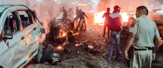 दिल्ली लाल किल्ला स्फोटाचा तपास आता एनआयएकडून केला जात आहे. एनआयए या प्रकरणाशी संबंधित व्यक्तींची कसून चौकशी करत आहेत. आय20 कारमध्येच हा स्फोट घडवून आणण्यात आला, असे समोर आलेले आहे.