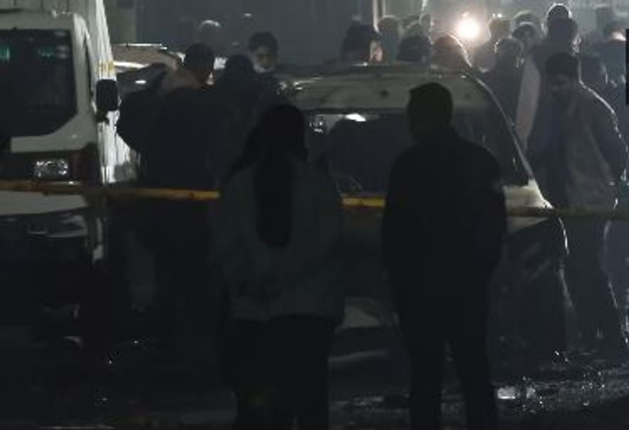 दिल्लीच्या लाल किल्ला परिसरात एका आय-20 कारमध्ये भीषण स्फोट झाला आहे. या स्फोटाचे नेमके कारण अद्याप समजू शकलेले नाही. मात्र यात आतापर्यंत 13 जणांचा मृत्यू झाल्याचे समोर आले आहे.