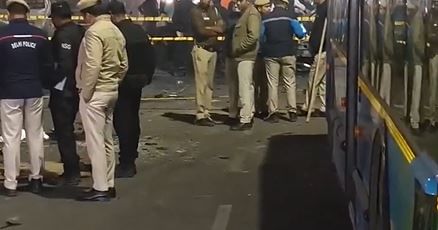पोलिसांनी घटनास्थळाची पाहणी केली आहे. संपूर्ण दिल्लीत हायअलर्ट जारी करण्यात आला आहे. त्यामुळे लवकरच या स्फोटाचे कारण नेमके काय आहे? हे लवकरच समजेल अशी अपेक्षा व्यक्त केली जात आहे. 