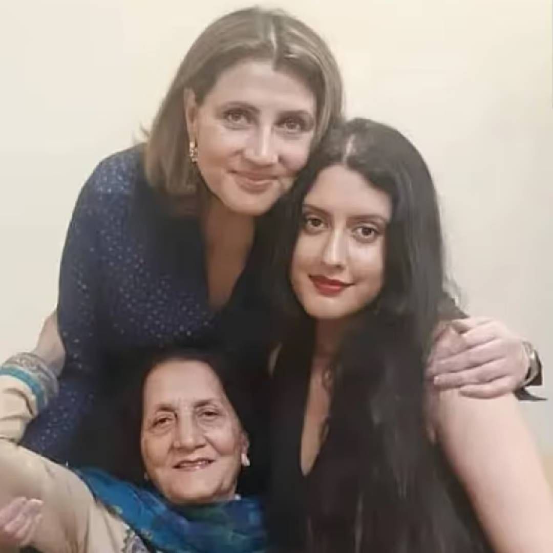 धर्मेंद्र यांचं पहिल लग्न प्रकाश कौर यांच्यासोबत झालं. त्यांच्यापासून धर्मेंद्र यांना चार मुलं आहेत. सनी आणि बॉबी देओल वडिलांच्या पावलावर पाऊल टाकून फिल्म इंडस्ट्रीत आले. त्यांनी अभिनय क्षेत्रात नाव कमावलं. 