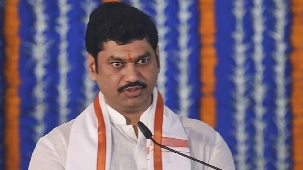 परळीत सत्तापालट होणार, माजी नगराध्यक्षांचा राष्ट्रवादी शरद पवार गटात प्रवेश, धनंजय मुंडेंवर गंभीर आरोप