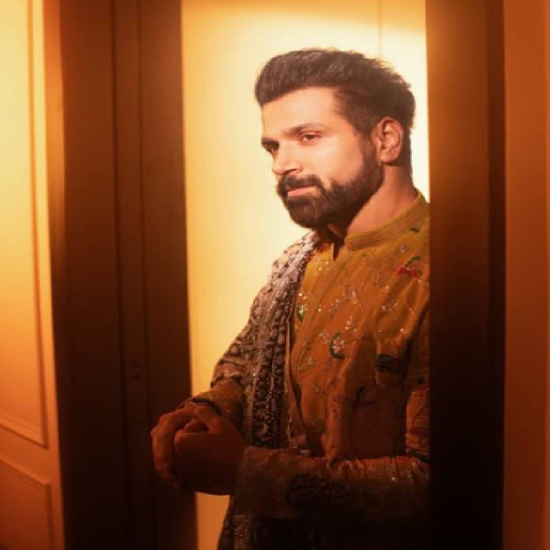 त्या कास्टिंग डायरेक्टच्या ऑफिसमध्ये पोहोचल्यानंतर त्या संपूर्ण बिल्डिंगमध्ये कोणी नव्हतं. फक्त अंधार होता. रुममध्ये पोहोचेपर्यंत तो व्यक्ती स्वत:च मोठेपण सांगत होता. आपला मोठे कास्टिंग डायरेक्टर आहोत हे तो रित्विकला पटवून द्यायचा प्रयत्न करत होता.